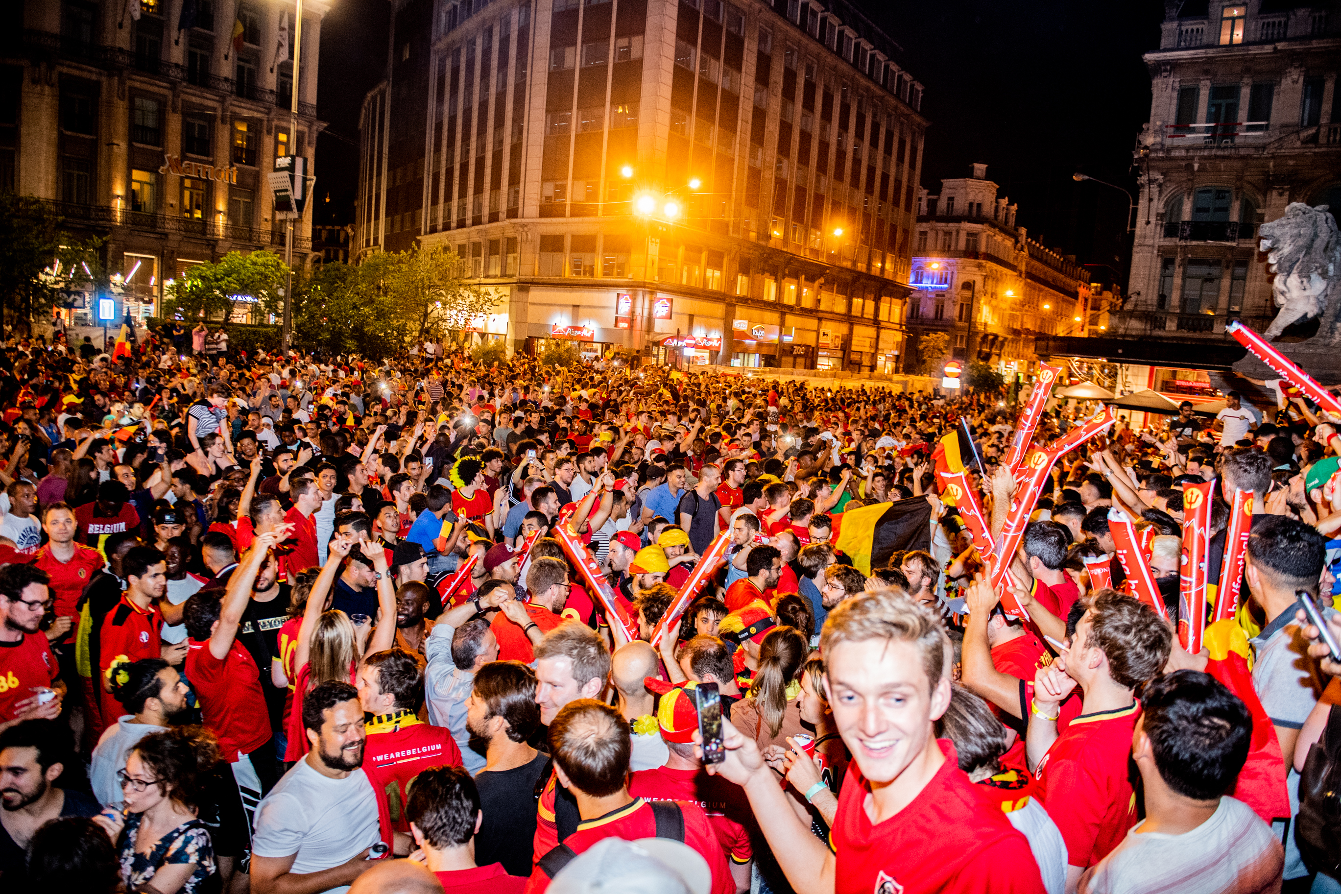 BRUXELLES, Coupe Du Monde Bresilie Belgique Quart De Finale Ambiance Supporters Devant La Bourse Bruxelles.GOLINVAUX MATHIEU./LESOIR